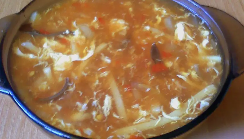 Gorąca zupa po pekińsku, pełna kawałków warzyw i jajka, kusi aromatem.