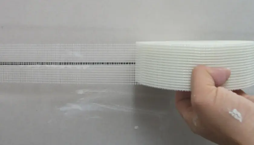 Nastro in rete per giunti cartongesso applicato su una parete.