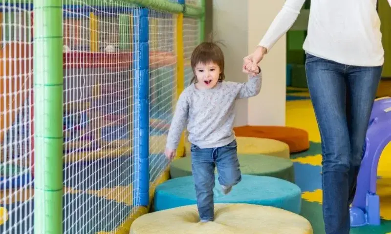 Ile godzin pracuje opiekunka w żłobku? Poznaj zaskakujące fakty