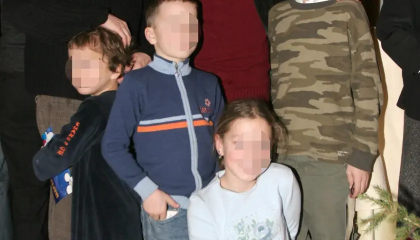Zbigniew Zamachowski dzieci: czwórka dzieci w różnym wieku, jedno w bluzie moro, drugie w granatowym sweterku, trzecie w błękitnej bluzce, czwarte w ciemnej sukience.