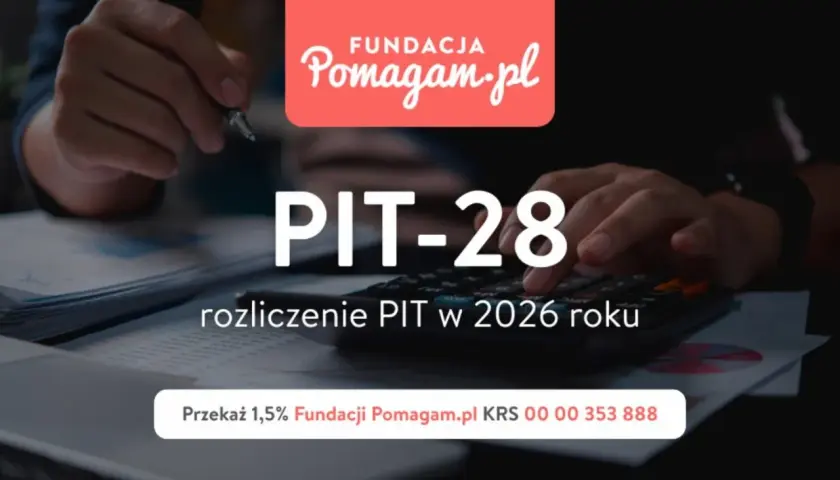 Jak rozliczyć PIT 28 przykład? Dłoń wpisuje dane na kalkulatorze, obok dokumenty i logo Fundacji Pomagam.pl.