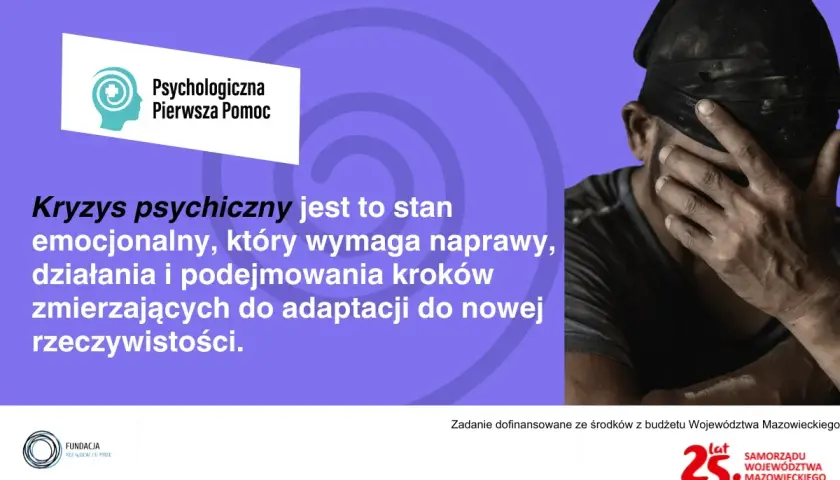 Mężczyzna zakrywa twarz, symbolizując kryzys psychiczny. Objawy PTSD mogą być przytłaczające, ale pomoc jest dostępna.