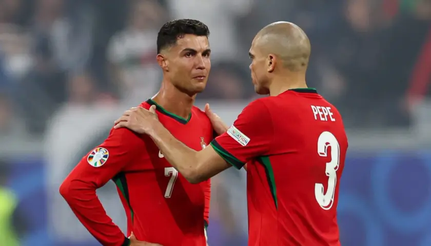 Cristiano Ronaldo i Pepe w czerwonych koszulkach Portugalii przed Euro.