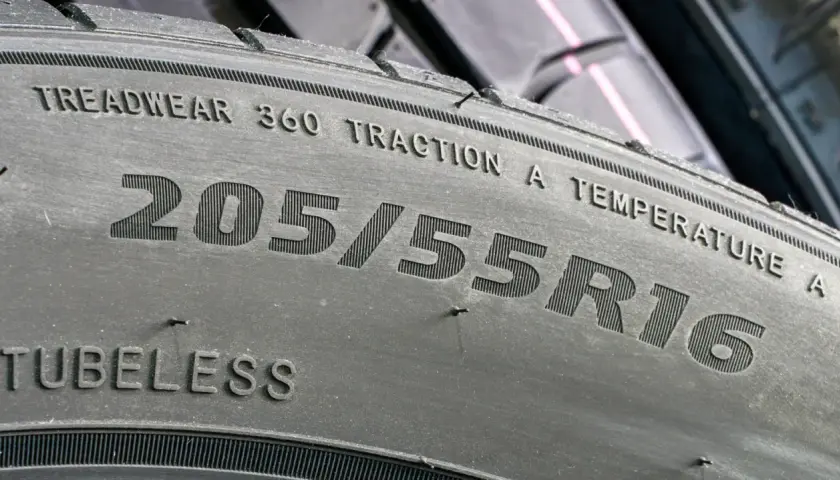 Opona z oznaczeniem TREADWEAR 360, co znaczy, że jest trwała. Widoczny rozmiar 205/55R16.