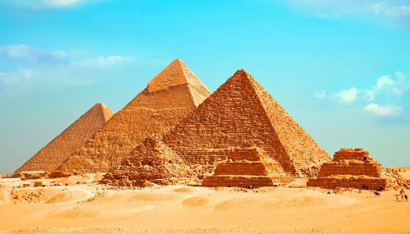 Le maestose piramidi di Giza, un'icona da non perdere se ti chiedi cosa vedere al Cairo in 2 giorni.