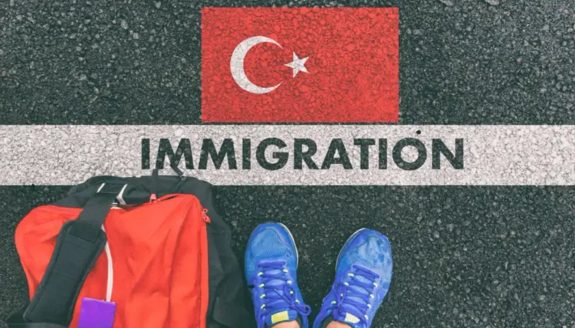 Podróż do Turcji. Czy turcja jest w schengen? Torba i buty gotowe do drogi.