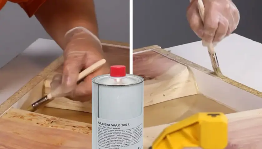 Applicazione di un agente distaccante su uno stampo, per mostrare su cosa non attacca la resina epossidica.