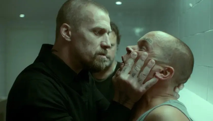 Johan Falk (Joel Kinnaman) pressar ansiktet på en man i "Johan Falk: Blodsdiamanter".