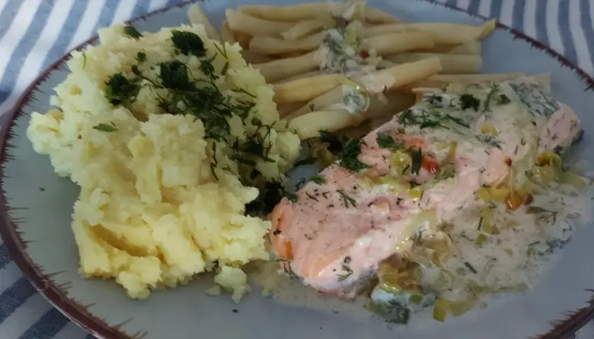 Łosoś w sosie porowym z piekarnika, podany z puree ziemniaczanym i fasolką szparagową. Pyszny obiad gotowy!