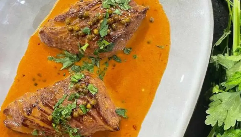 Délicieux onglet de boeuf recette, nappé d'une sauce onctueuse et garni de poivre vert et persil frais. Un plat savoureux à déguster.