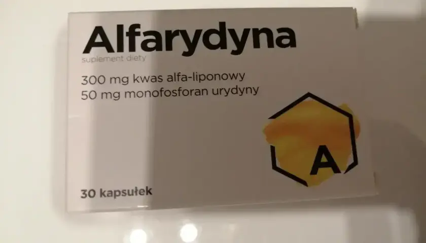 Opakowanie suplementu diety Alfarydyna zawiera 30 kapsułek z kwasem alfa-liponowym i monofosforanem urydyny.