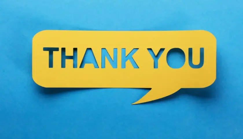 Un fumetto giallo ritagliato con la scritta "THANK YOU" su sfondo blu. Un modo per dire "prego" o "di niente" quando qualcuno ti ringrazia.