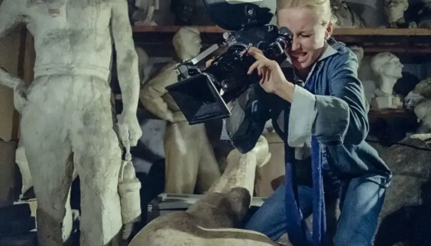 Kobieta z kamerą w pracowni rzeźbiarskiej, jak w filmach Feliksa Falka.