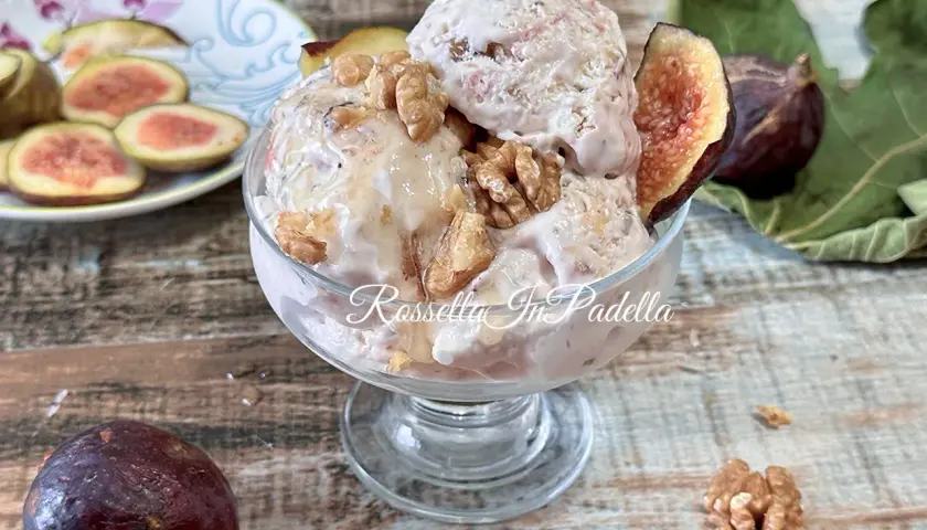 Coppa di gelato ai fichi con noci e fichi freschi, un dolce estivo delizioso.