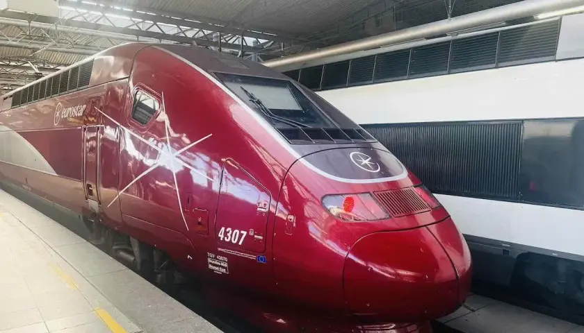 Roter Eurostar-Zug am Bahnsteig, bereit für die Fahrt von Brüssel nach London.