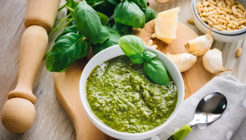 Un profumato pesto alla genovese, con basilico fresco, pinoli, aglio, parmigiano e pepe. Ingredienti pronti per un sapore autentico.