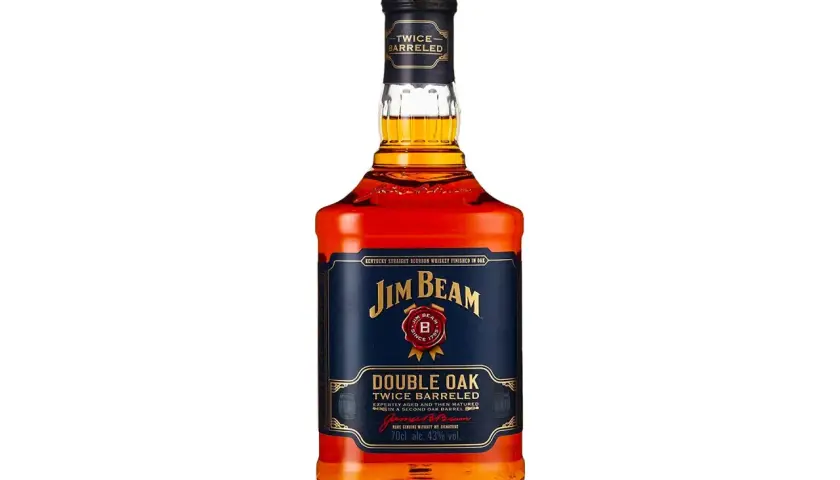 Bouteille de Jim Beam Double Oak, un bourbon vieilli deux fois en fût de chêne.