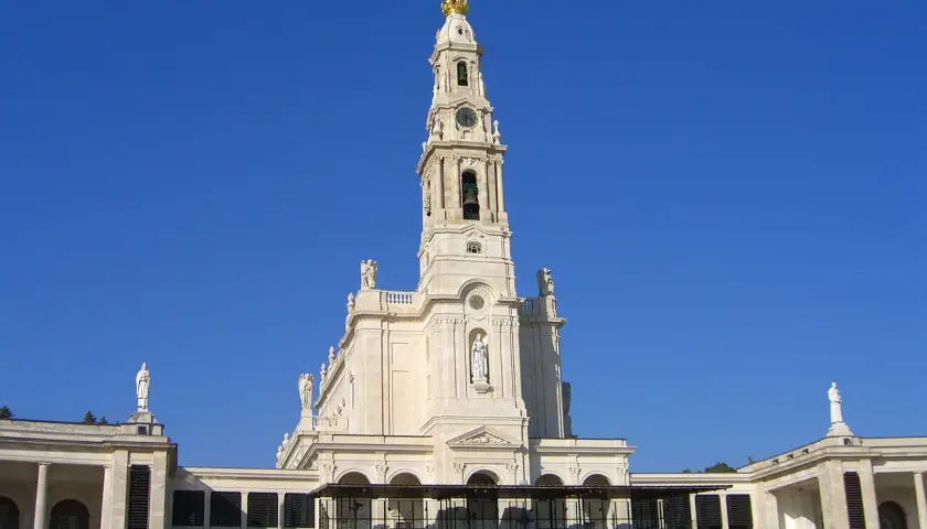 Fatima: Gdzie leży? Odkryj historię i zaplanuj pielgrzymkę!