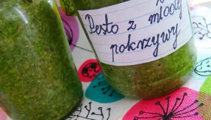 Słoiki z domowym pesto z młodej pokrzywy, gotowe do przechowywania.