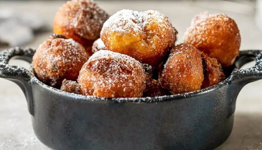 Puszyste paczki z serka homo, posypane cukrem pudrem, kuszą swoim apetycznym wyglądem.