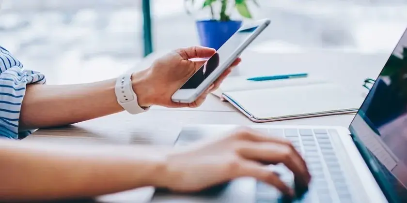 Jak zgrać zdjęcia z telefonu na laptopa – proste metody bez problemów