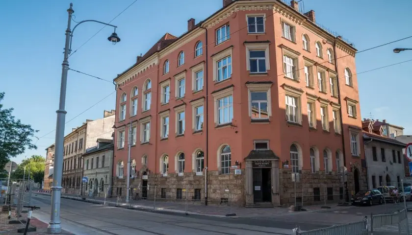 Kamienica z napisem "Teatr Nowy" przyciąga wzrok. Sprawdź teatr Proxima Kraków repertuar i odkryj magiczny świat sceny.