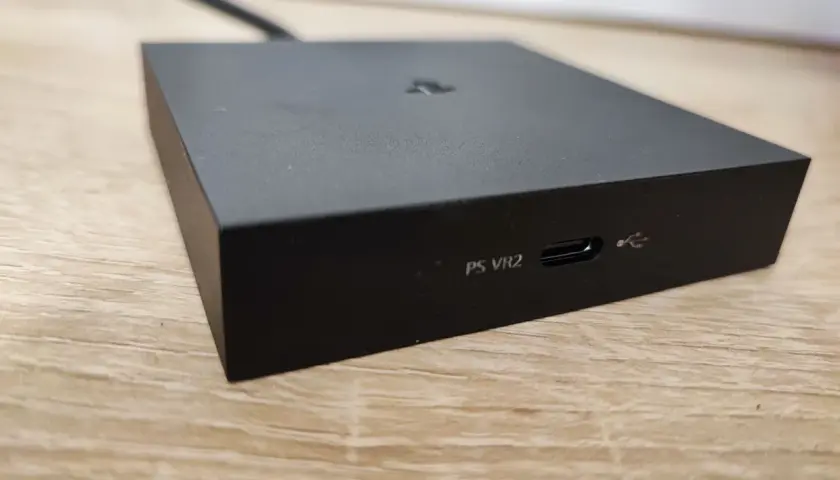 Czarny moduł PS VR2 z portem USB-C. Zastanawiasz się, czy PS VR działa z PC? Ten sprzęt może być kluczem do odpowiedzi.