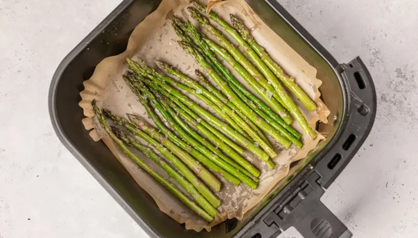 Espárragos trigueros listos para cocinar en la airfryer, con un toque de sal y aceite.