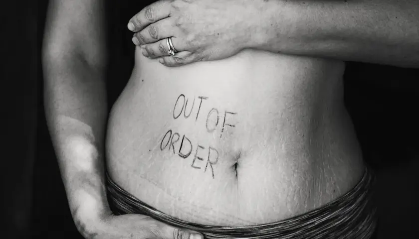 Brzuch z napisem "OUT OF ORDER" symbolizuje problemy trawienne, jak przy nadkwasocie. Szukamy przykładny jadłospis.