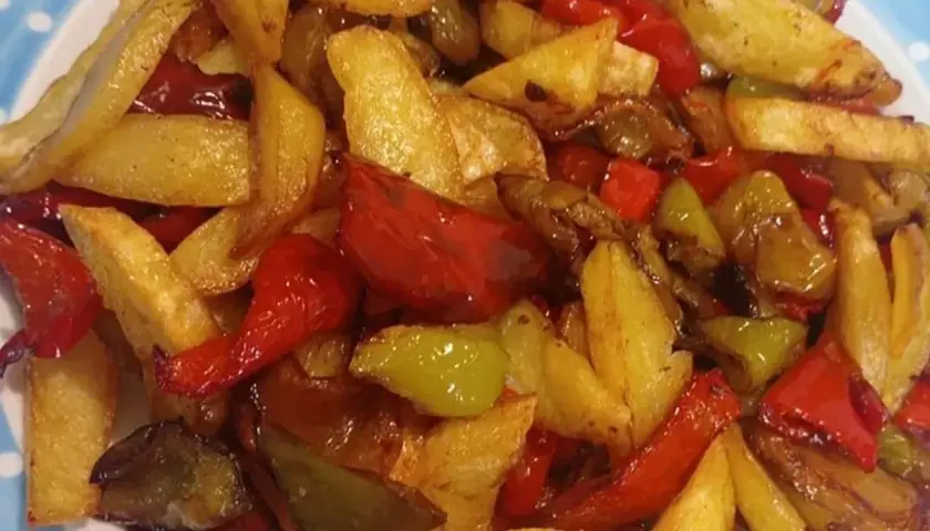 Patate fritte dorate e peperoni colorati, un piatto saporito che ricorda le estati in tavola.