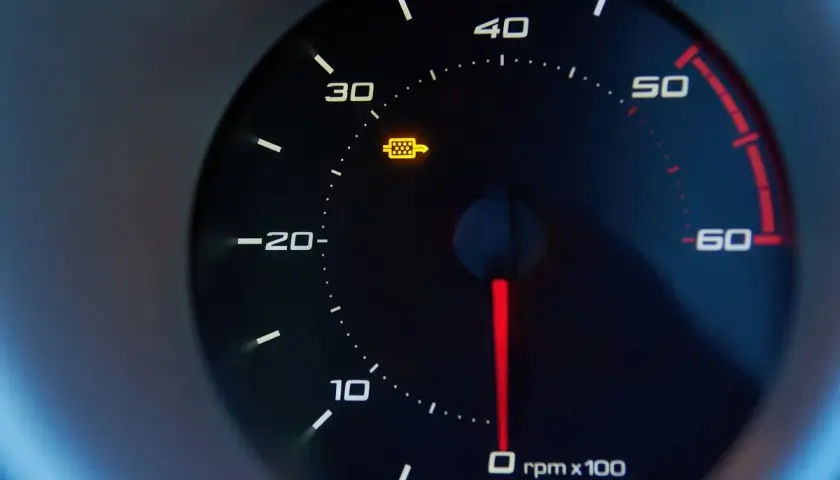 Żółta kontrolka dpf świeci się na desce rozdzielczej, sygnalizując problem z filtrem cząstek stałych.