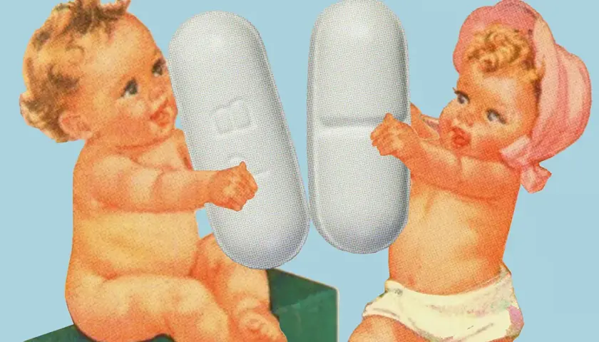 Dos bebés sostienen pastillas gigantes, como si fueran un paracetamol para niños.
