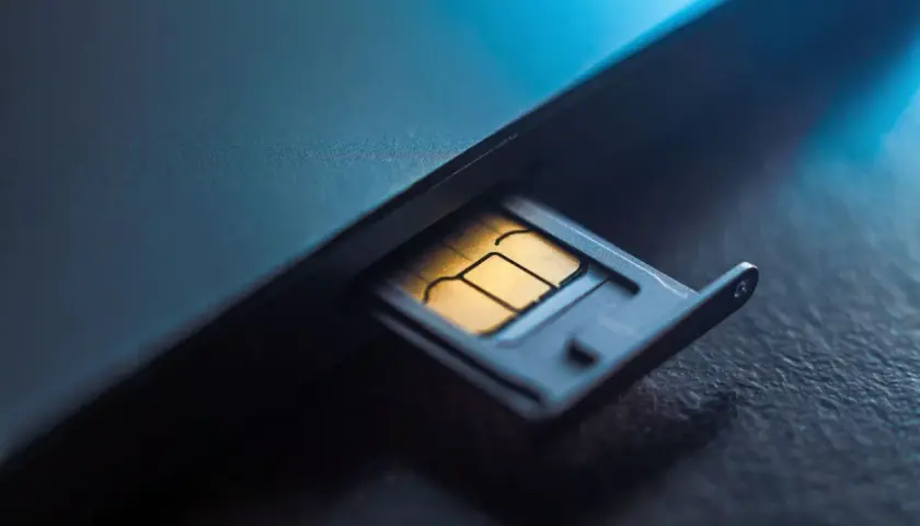 Złota karta SIM w wysuniętej tacce. Telefon nie czyta karty SIM, co może być frustrujące.