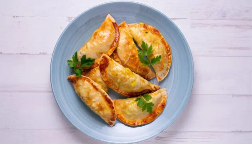 Idealne ciasto na pierogi pieczone bez drożdży: Mój przepis krok po kroku