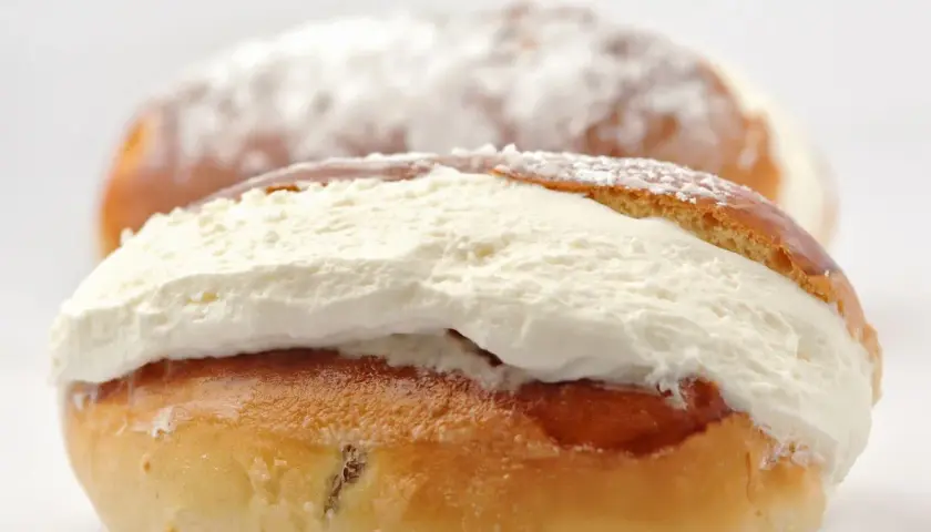 Maritozzi ricetta della nonna: soffici dolci con panna montata, un classico della colazione.