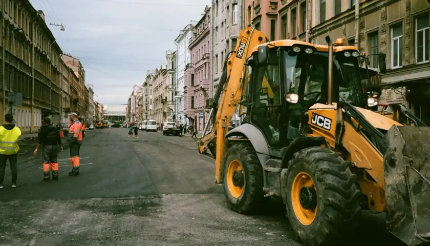 Przegląd koparko-ładowarek marki JCB - ich zastosowanie i ciekawe modele