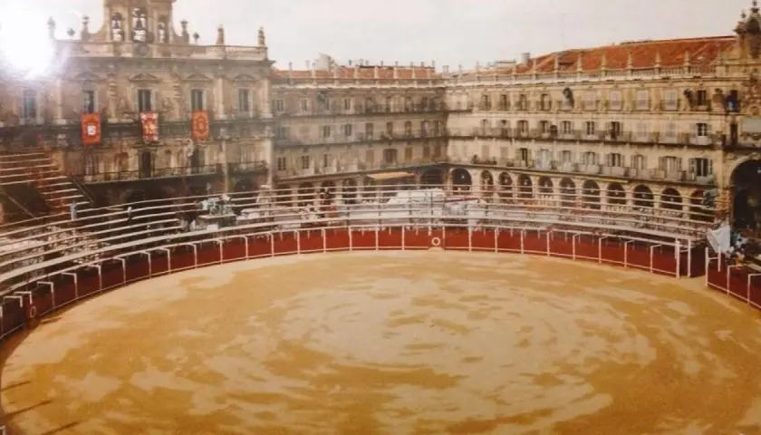 Vista del aforo de la plaza de toros de Salamanca, con sus gradas y el ruedo de arena.