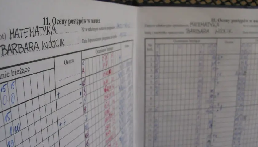 Widok dziennika lekcyjnego z wpisanymi ocenami z matematyki dla Barbary Wójcik.