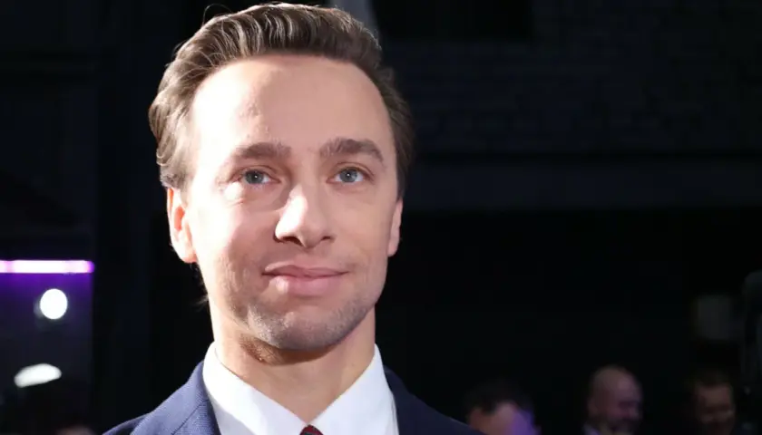 Zbliżenie na twarz mężczyzny w garniturze. Zastanawiasz się, ile lat ma Bosak?