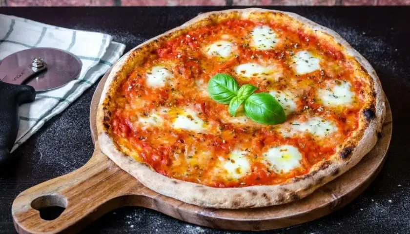 Idealna domowa pizza: sekret chrupiącego spodu i smaku