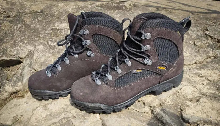 Solidne, brązowe buty trekkingowe Aku Air 8000 gotowe na górskie wyzwania.