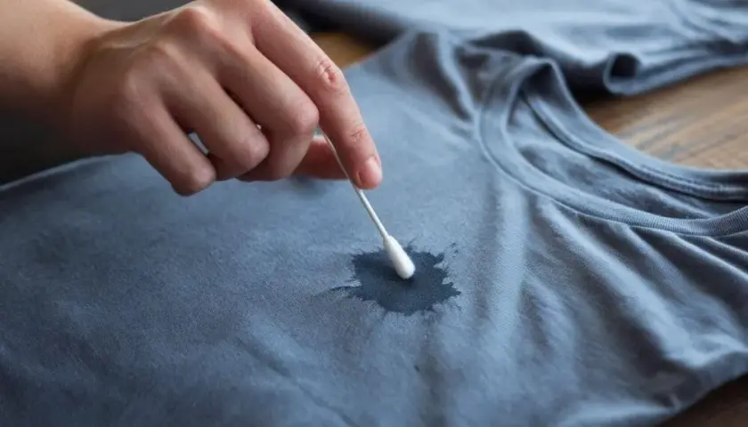 Jak zmyć tusz z bluzy? Skuteczne metody krok po kroku