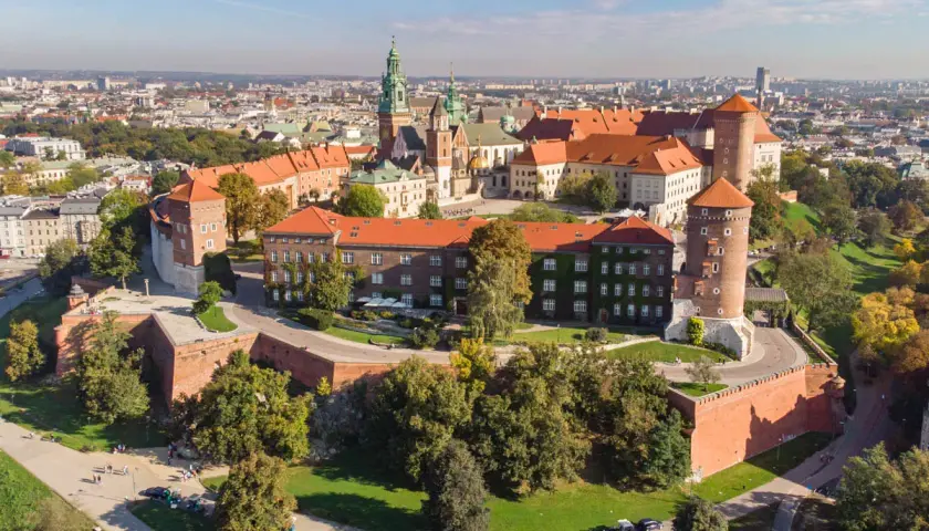 Wawel – serce Krakowa, gdzie historia splata się z pięknem. Odkryj intymne miejsca w Krakowie, spacerując po królewskim wzgórzu.