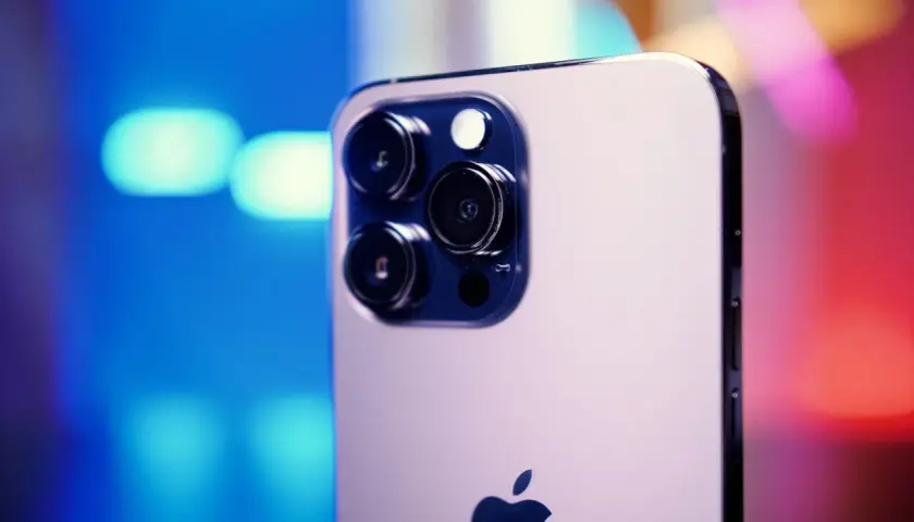 Zbliżenie na moduł aparatów iPhone 14 Pro. Trzy obiektywy i lampa błyskowa tworzą potężny aparat gotowy do uchwycenia każdej chwili.