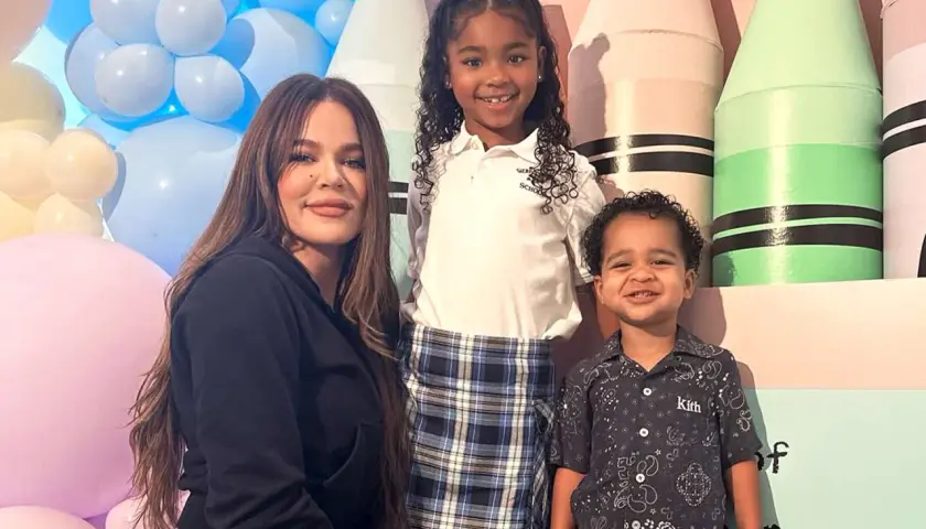 Khloe Kardashian z dziećmi, córką True i synem Tatum, pozuje na tle kolorowych balonów i gigantycznych kredek.