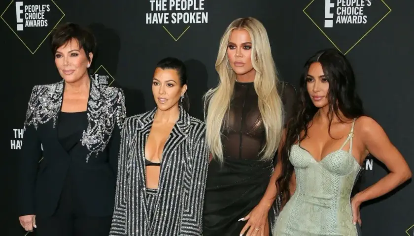 Kris Jenner z dziećmi: Kourtney, Khloé i Kim Kardashian na People's Choice Awards.