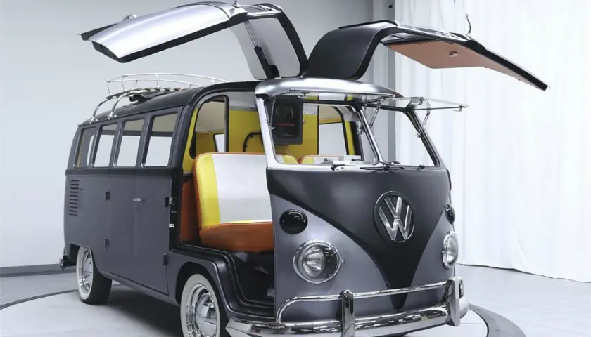 Niesamowity VW Ogórek z otwieranymi drzwiami typu gullwing i kolorową tapicerką.
