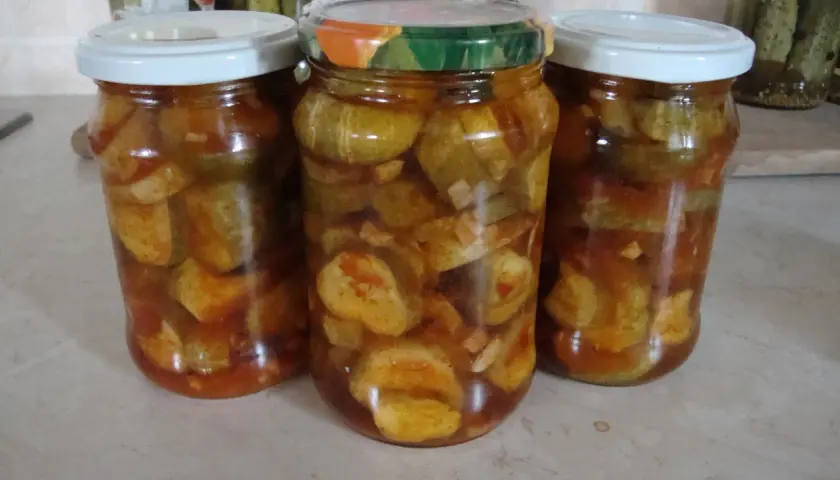Słoiki z ogórkami chili, gotowe na zimę. Pikantne, domowe przetwory.