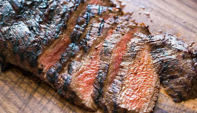Grillad flapsteak, perfekt medium-rare, med härliga grillränder. En dröm för köttälskaren.