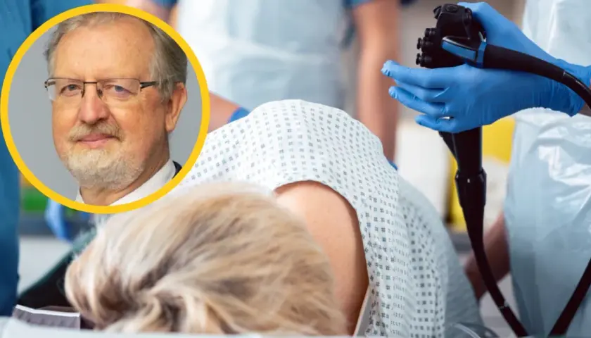 Lekarz w okularach i brodzie wyjaśnia, czy kolonoskopia boli. W tle pacjentka i sprzęt medyczny.